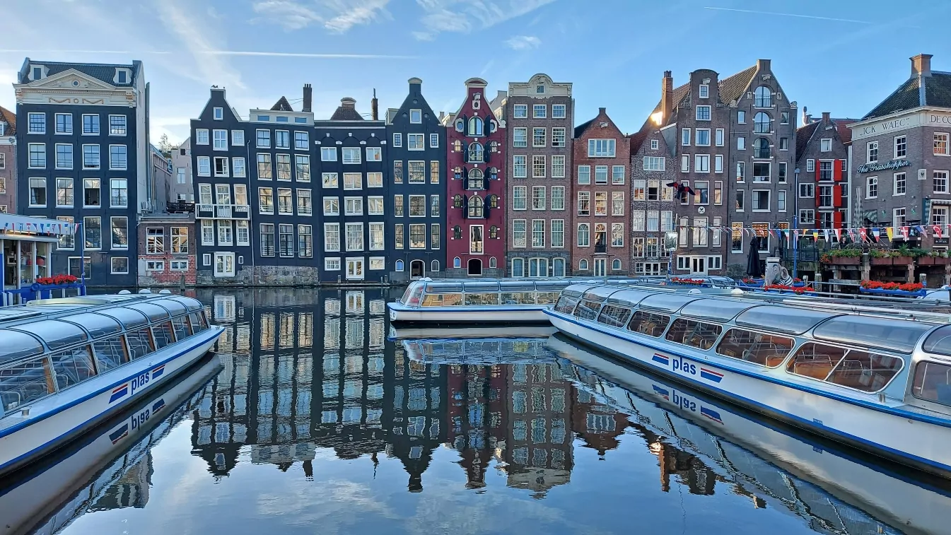 Damrak Waterfront Ámsterdam