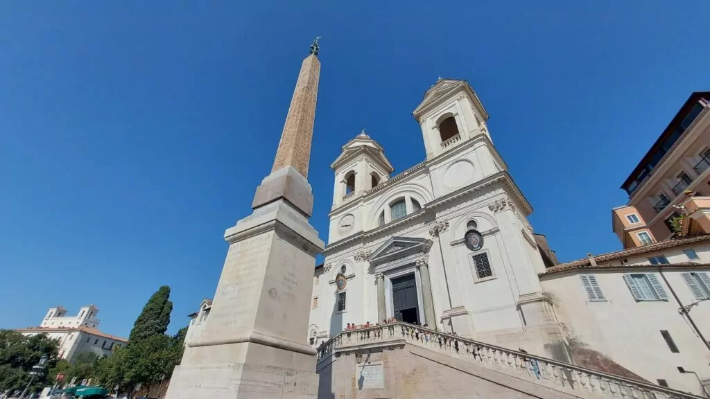 Iglesia y obelisco plaza España Roma