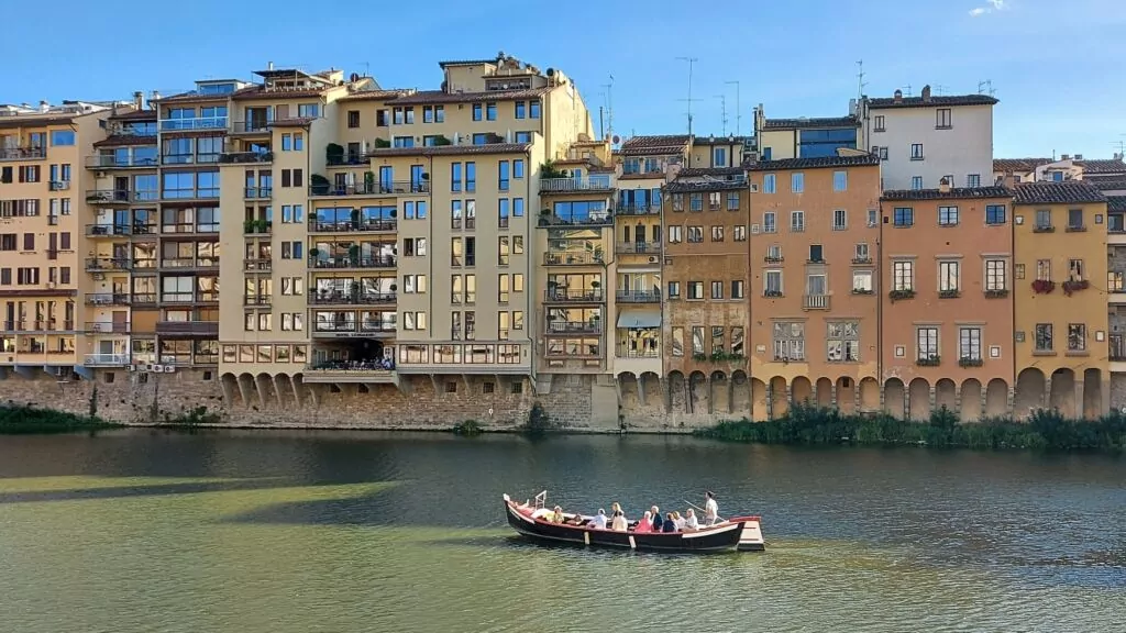 Paseo por el rio Arno Florencia